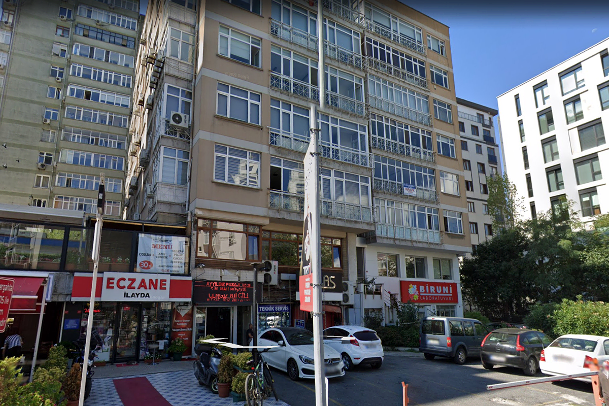 Ayyıldız Pasajı Yıldız Posta Caddesi giriş ve zemin kat dükkanlar