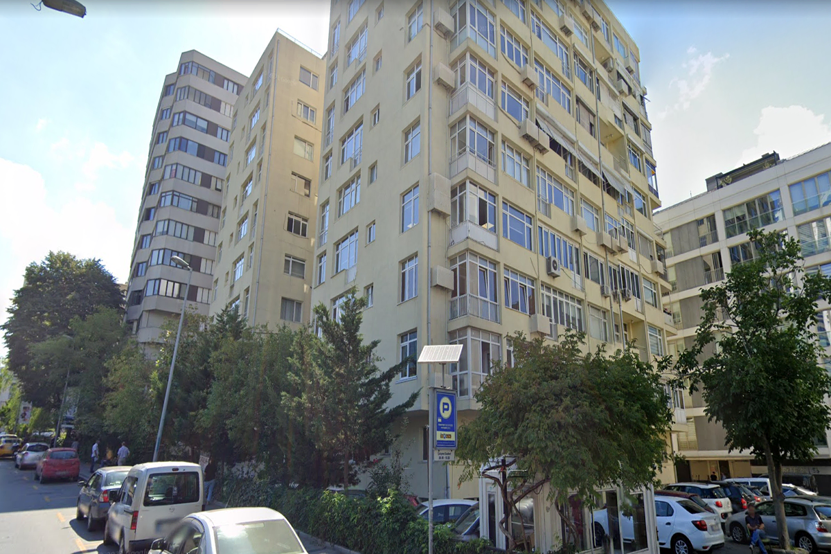 Emel Sitesi Yıldız Posta Caddesi açık otoparklı 3+1 ofisler