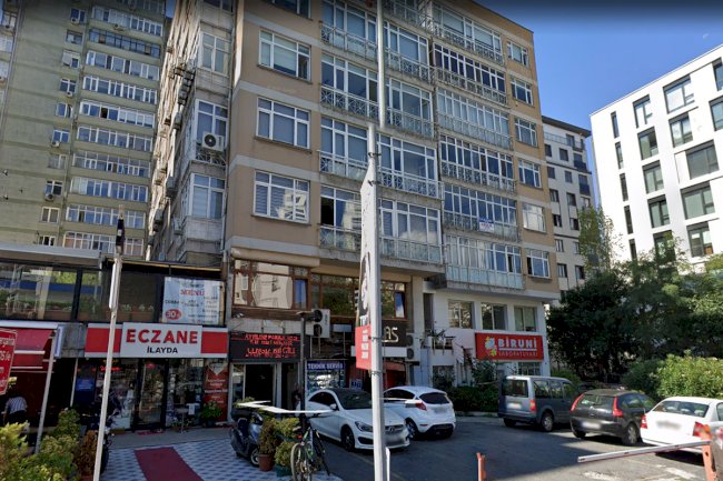 Ayyıldız Pasajı Yıldız Posta Cd. giriş ve zemin kat dükkanlar