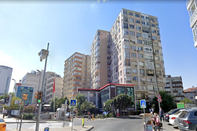 Evren Sitesi Yıldız Posta cd Açık otoparklı 3+1 ofisler