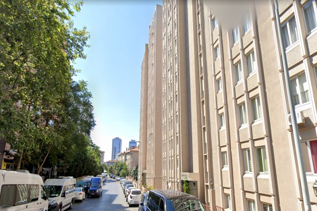 Kent Sitesi Yankı Sk. Açık otoparklı