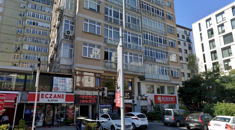 Ayyıldız Pasajı Yıldız Posta Cd. giriş ve zemin kat dükkanlar